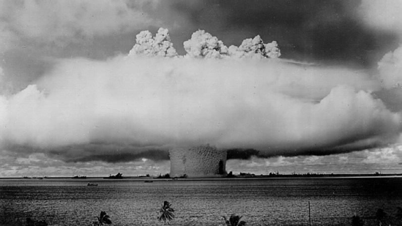 Por su escencia "explosiva", al bikini se le nombró así inspirado en una isla del Pacífico donde en ese entonces se efectuaban pruebas nucleares. En esta imagen de archivo se ve una nube atómica en la Isla Bikini el 25 de julio de 1946.