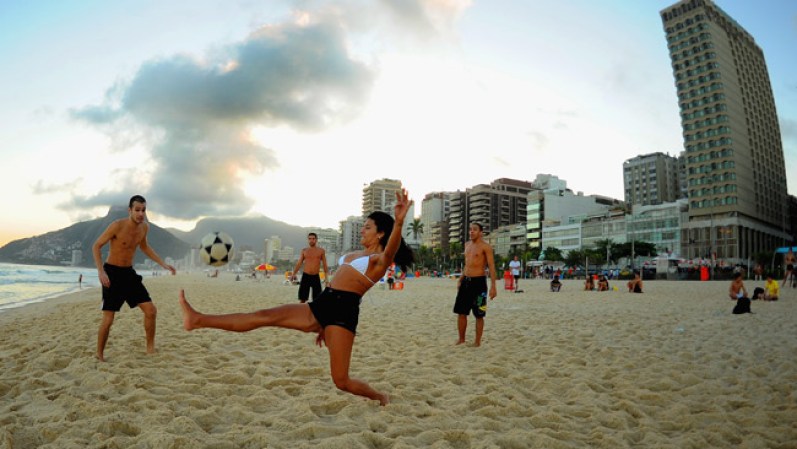 Fútbol en las playas de Ipanema.