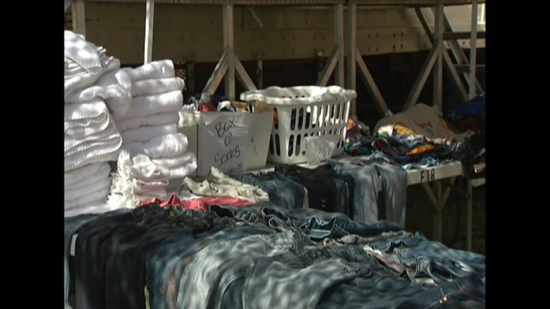 Contratistas del CBP se encargan de lavar y cuidar la ropa de los miles de niños que pasan por los centros de detención.