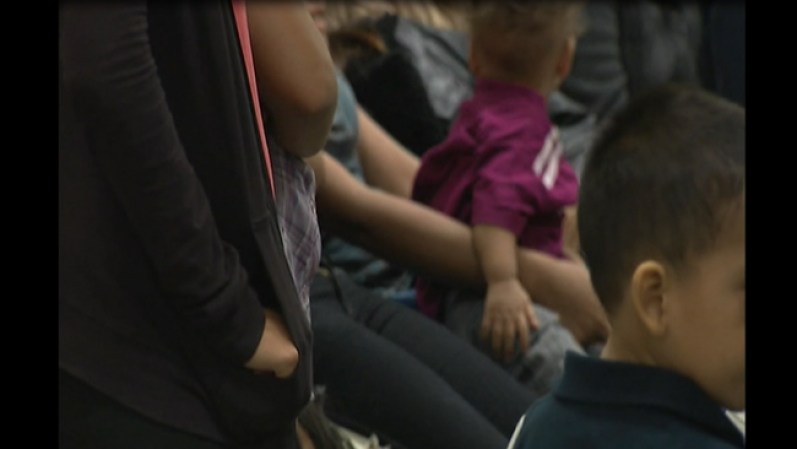 Increiblemene hay bebés entre los menores que llegan a la frontera sin sus padres.