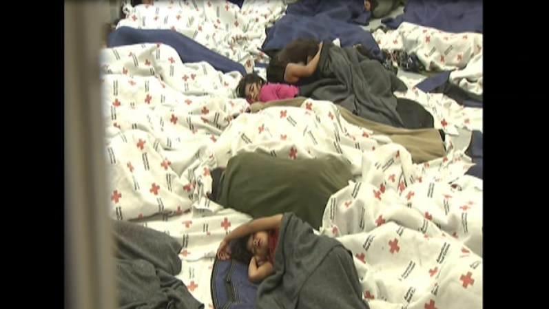 Los menores tienen que dormir en condiciones de hacinamiento.