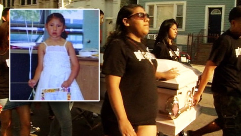 20 DE AGOSTO, 2003: Ana Mateo, de siete años de edad, fue asesinada por una bala perdida en el barrio de Pilsen en 2003. Su asesinato conmocionó a la ciudad.