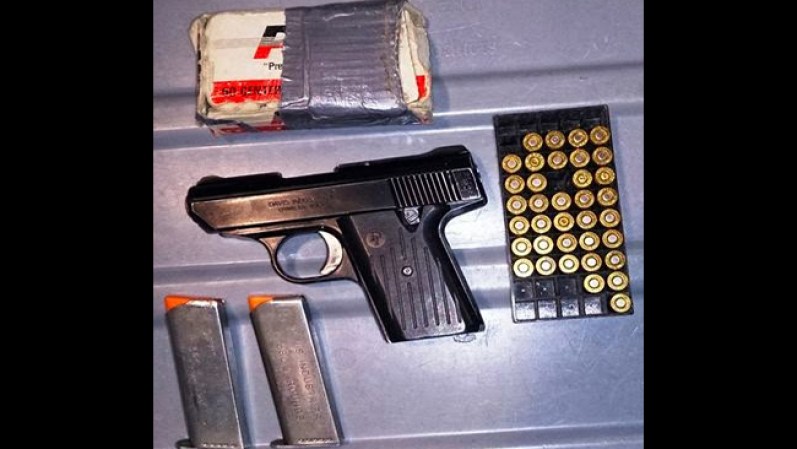 Pistola incautada en el aeropuerto de Baltimore.