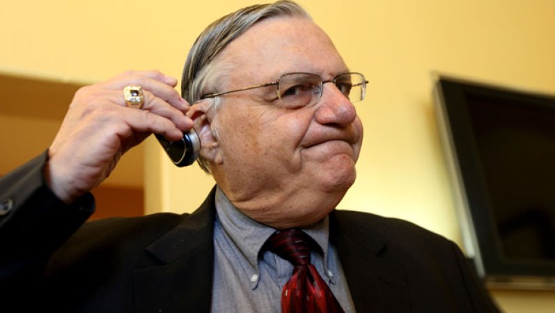 Joe Arpaio, Alguacil de Maricopa es acusado de arrestar indocumentados sólo por su perfil racial.