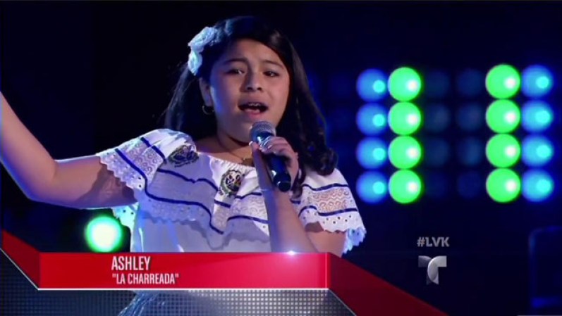 La salvadoreña Ashley Romero, de Los Angeles, California, logró que Roberto Tapia y Prince Royce voltearan su silla al cantar “La charreada”.