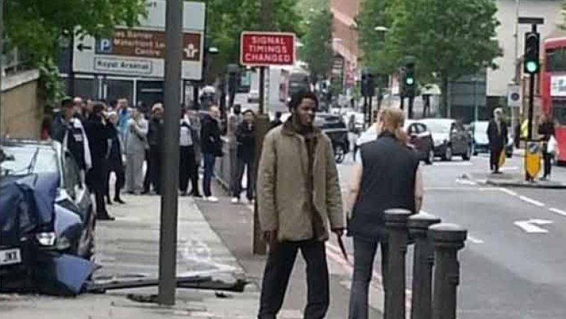 23 DE MAYO DE 2013: Un soldado murió en un brutal ataque con arma blanca en un barrio de Londres perpetrado por dos hombres, que las autoridades británicas consideran un posible acto terrorista.<br /><br /><br /> Salvaje ataque en calles de Londres <br />