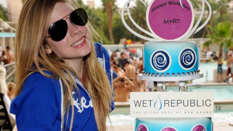 Avril Lavigne no pudo evitar posar con su lindo pastel de cumpleaños.