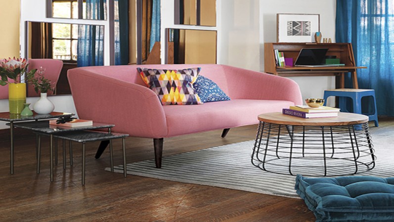 Un sofa como este solo puede darle un toque especial a tu hogar. Disponible en cb2.com, $999.