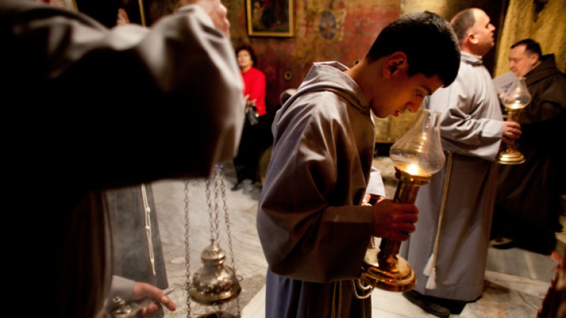 Monjes de todas las edades se congregan para rezar en la iglesia de la Natividad.