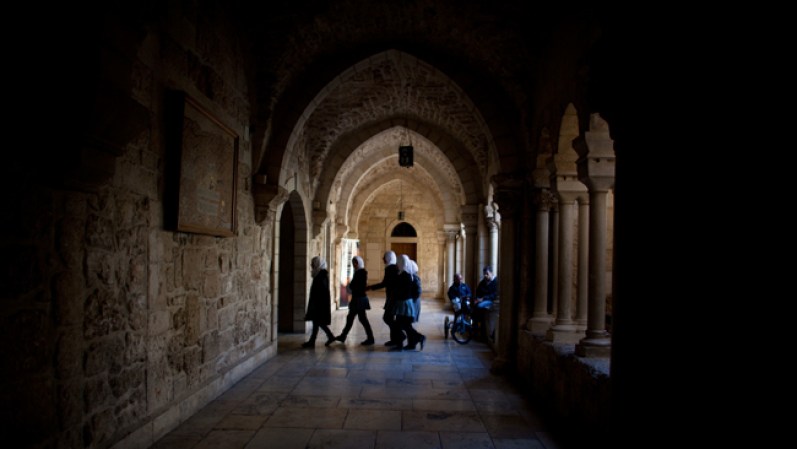 Musulmanas palestinas se acercan a la Iglesia a rezar..