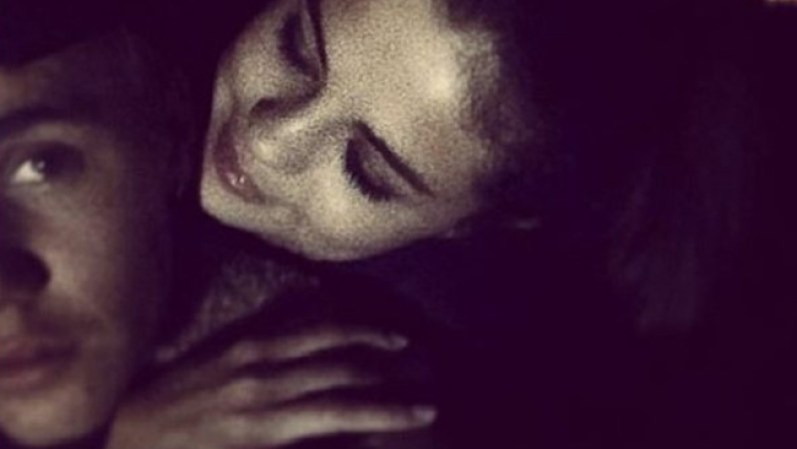 La cantante Selena Gómez dijo que Bieber es un “drogadicto” y “enformo” después que él le envió un mensaje de texto con unas fotos de sus genitales con la palabra “zorra”.