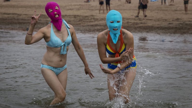 AGOSTO, 2014 - El "face-kini" resurgió este verano en china como uno de los artículos más indispensables para protegerse de los dañinos rayos UV.