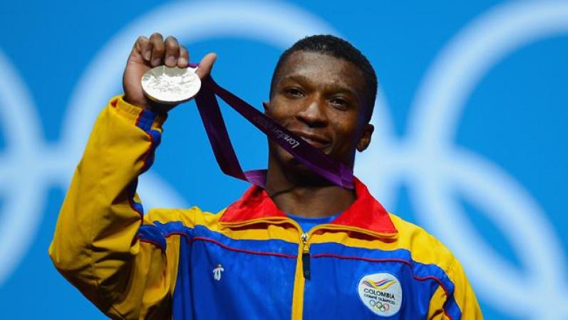Día 3: Oscar Albeiro Figueroa Mosquera de Colombia celebra la segunda medalla para su país. Ganó plata en halterofilia 62 Kg.