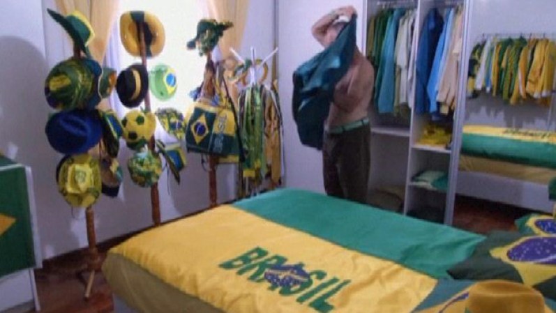 10 DE ABRIL, 2014: Un abogado de Brasil apoya tanto a su selección nacional de fútbol que ha convertido su vida en testimonio vivo de su pasión.