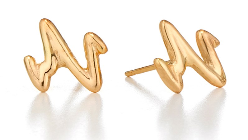 Unos hermosos aretes seguro harán saltar tu corazón. Disponible en sarahchloe.com, $449.