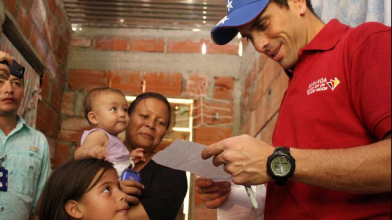 La defensa de Capriles aseguró que el Alcalde había entrado para tratar de mediar entre el embajador cubano y los manifestantes, con el fin de evitar incidentes violentos en los exteriores de la sede. El 15 de diciembre de 2006, fue absuelto de todos los cargos por el Tribunal 17 de Juicio de Caracas. Sin embargo, en noviembre de 2008, el caso fue reabierto.
