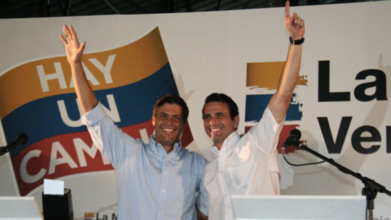 En las elecciones primarias del 12 de febrero del año 2012, resultó ganador con 1.806.860 votos. Bajo la consigna "Hay un camino" Capriles obtuvo 6.591304 votos.