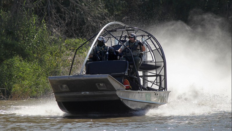 Los botes con hélice son utilizados por equipos de apoyo cuando inmigrantes son detectados por las cámaras.
