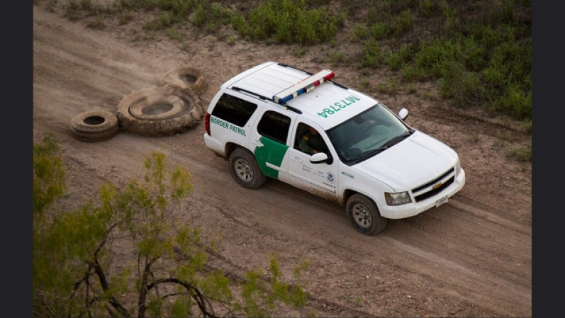 Agentes en camionetas permanentemente vigilan caminos y trochas cerca a la frontera.