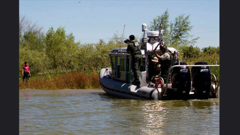 La vigilancia en el Rio Grande se hace con estos botes de reacción rápida.