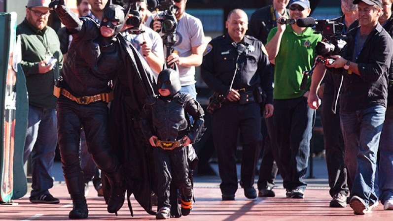 15 DE NOVIEMBRE, 2013: Miles, un niño de 5 años, es un gran héroe al vencer la batalla contra el cáncer, y por su heroísmo se cumplieron sus sueños de ser "Batman" y vivir como él.