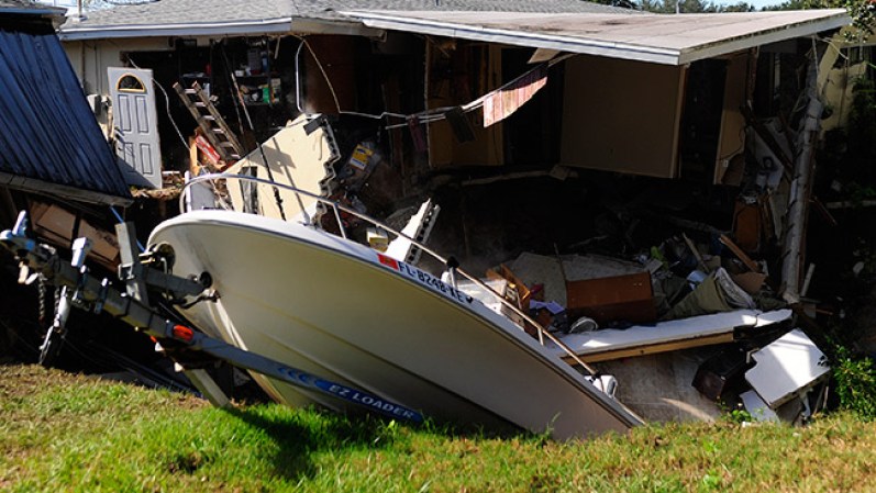 14 DE NOVIEMBRE, 2013: Un nuevo socavón en Florida, esta vez en Dunedin, a 20 millas al norte de St. Petersburg, obligó la evacuación de por lo menos seis viviendas.