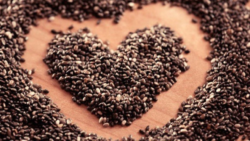 Las semillas de chía están catalogadas como un superalimento, ya que son una excelente fuente de fibra y antioxidantes, calcio, proteína y ácidos grados Omega 3. Su consumo, reduce los antojos y te da una sensación de saciedad. Combinadas con líquidos (agua, leche, yogurt o jugo) crea un gel debido a su fibra soluble.
