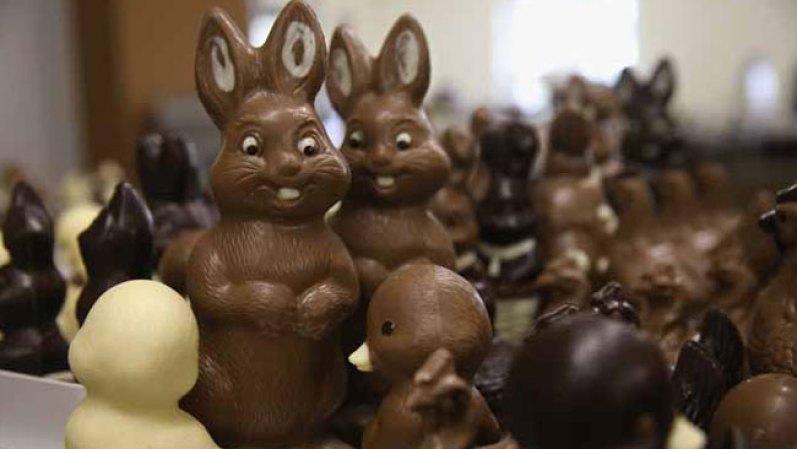 Miles de conejos de chocolate invaden este fin de semana las chocolaterías y pastelerías de todo el mundo para celebrar la Pascua.