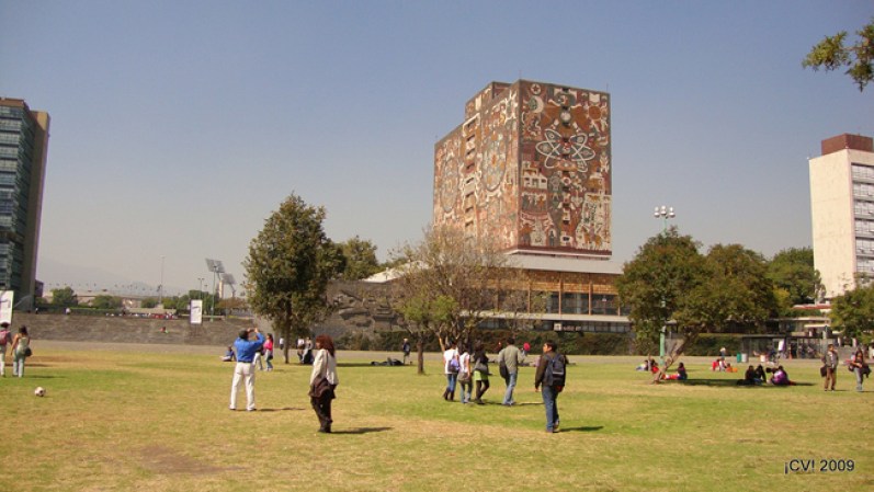 En las universidades hay mucha comunicación entre alumnos y maestros.