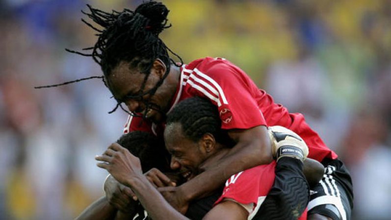 Dennis Lawrence es de la selección de Trinidad y Tobago. Participó en el Mundial del 2006, en Alemania.