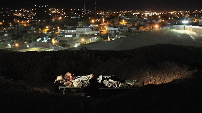 El promedio anual de muertes en el cruce alcanza las 250 víctimas por año. En la foto: Un patrullero descansa en horas de la noche.