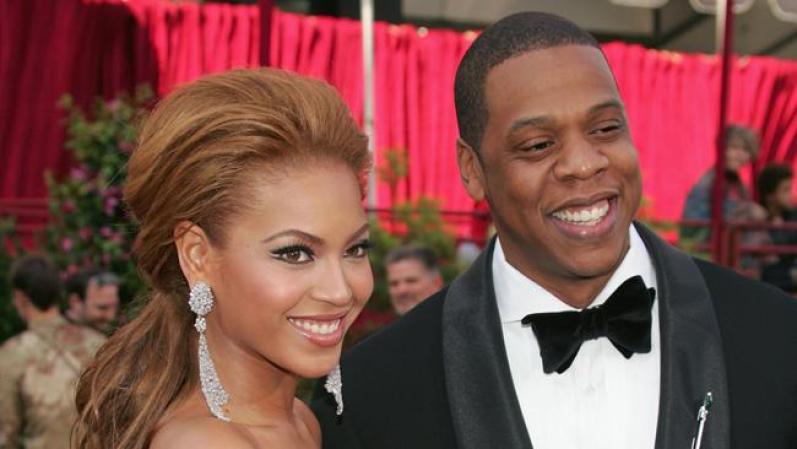 La diva del R&B Beyoncé también se convertirá en madre junto a su esposo, el rapero Jay-Z. En una entrevista de televisión, el abultado vientre de la cantante pareció desinflarse por lo que se desató el rumor de que su barriga podría ser falsa, lo que ella desminitó.