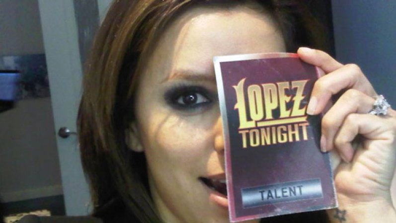 López creció en la comunidad latina, desarrolló una particular visión satírica de la vida que lo transformó en un famoso comediante. En la foto, Eva muestra la entrada a uno de sus shows. ¿Fanática no?