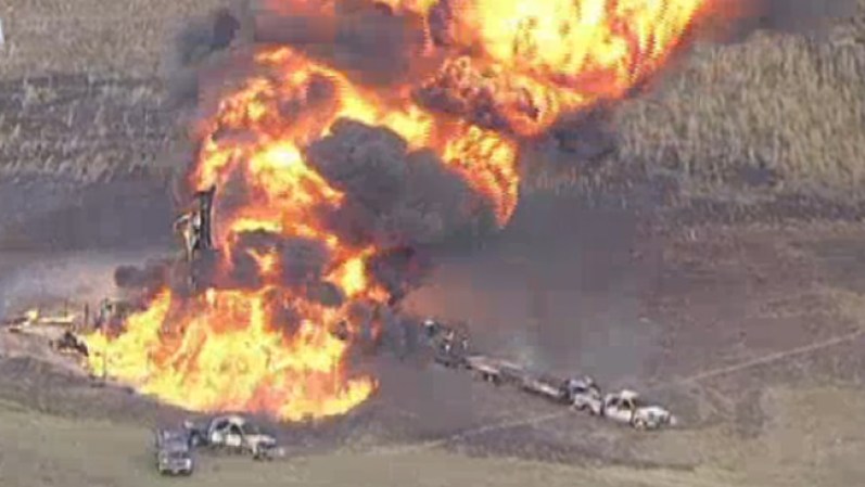 Un fuego arrasador se encuentra en el condado Ellis en el pueblo de Milford, Texas.