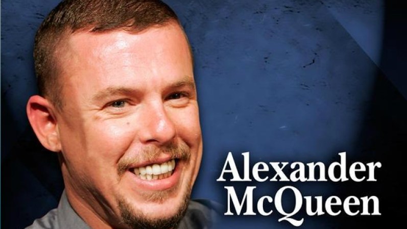 Alexander McQueen, el diseñador británico, era abiertamente gay desde los 18 años. Se suicidó en el 2010, días después de la muerte de su madre por cáncer.