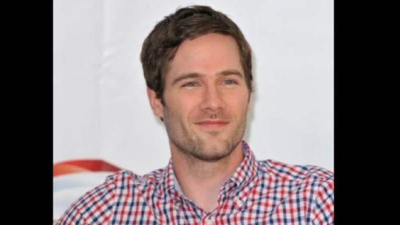 Luke Macfarlane, actor y cantante canadiense, participó en la serie "Brothers and Sisters".
