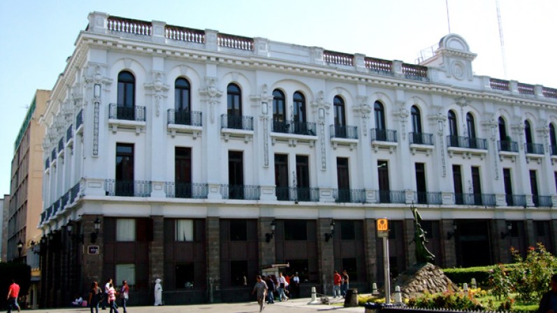 Guadalajara también se distingue por 2 centros educativos de gran prestigio en México y América Latina: son la Universidad de Guadalajara fundada en 1791 y la Universidad Autónoma de Guadalajara, escuela que ademas se distingue por ser la universidad privada mas antigua de México, fundada en 1935.
