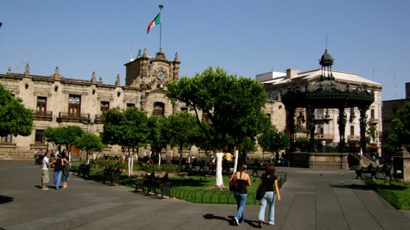 La Plaza de Armas se ubica frente al Palacio de Gobierno del estado y en el centro tiene un kiosko hecho en París en el siglo 19.