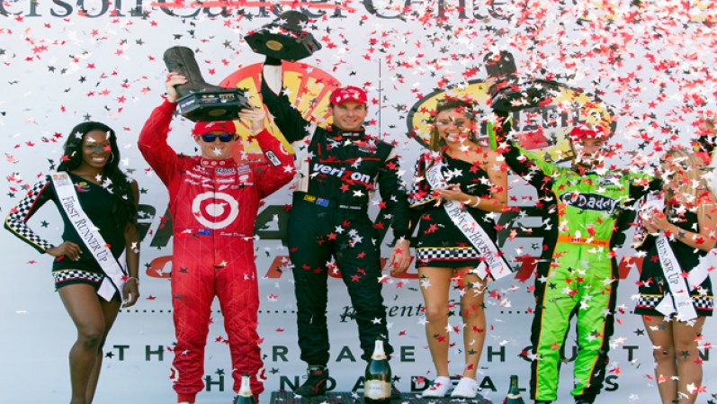Scott Dixon, Will Power y James Hitchcliffe celebran su segundo, primer y tercer lugar en la carrera del domingo.