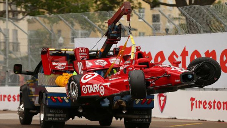 Una grúa transporta uno de los monoplazas que se averió durante la carrera.