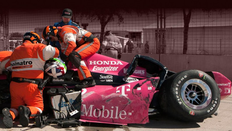 Así quedó el automóvil de Dario Franchitti tras el accidente con Takuma Sato.