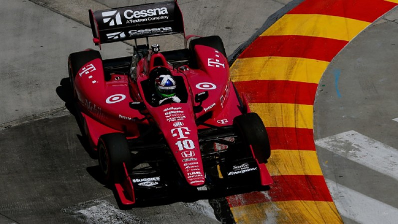 Así lucía el vehículo de Franchitti poco antes de estrellarse contra la cerca de la pista.