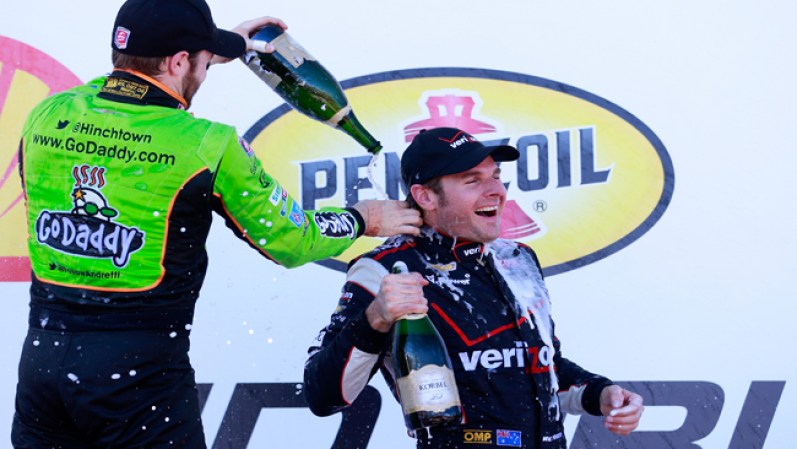 Hitchcliffe baña en champaña a Power, ganador del Grand Prix Penzoil-Shell de Houston