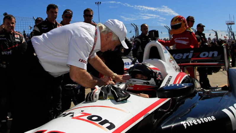 Roger Penske, dueño del equipo Penske-Chevrolet felicita a su piloto Will Power quien ganó la válida del Grand Prix de la Indy Car.