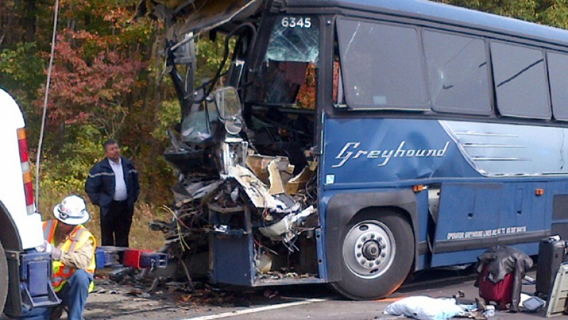 Un bus, que partió de Nueva York hacia Ohio, deja un pasajero muerto y decena de heridos tras accidentarse en Pensilvania.