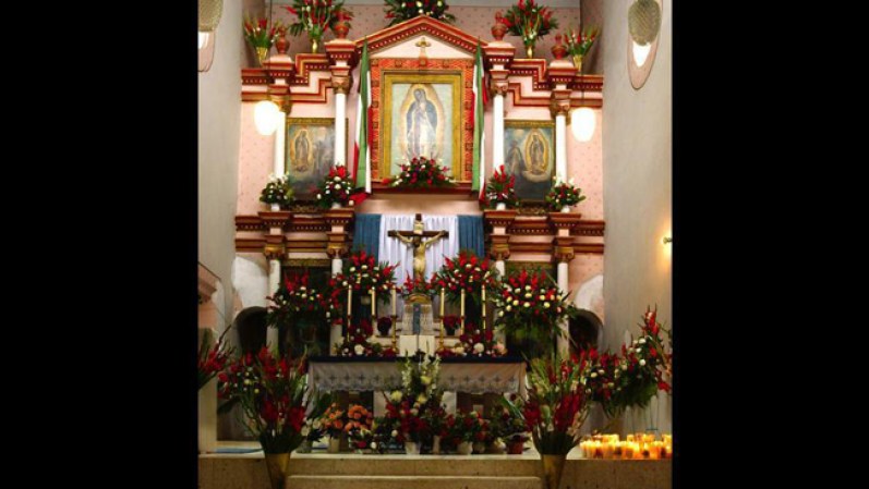 Altares, velas y cirios evidencian la fe en la Guadalupana.