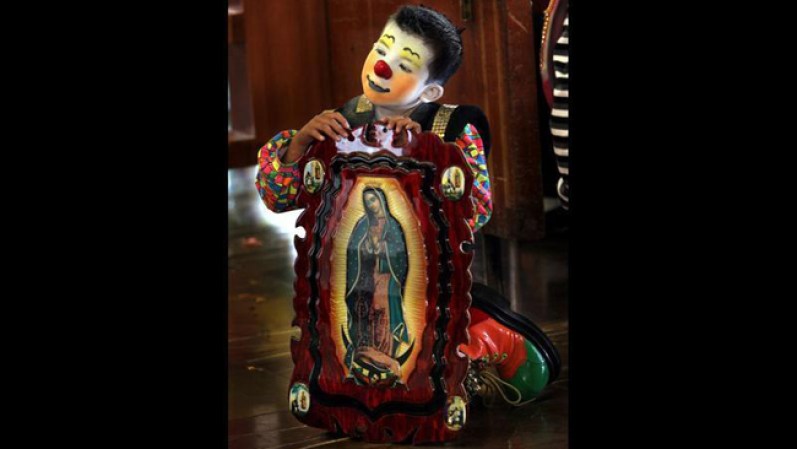 La comunidad mexicana recuerda y celebra el milagro en el que la virgen se reveló al indio Juan Diego.