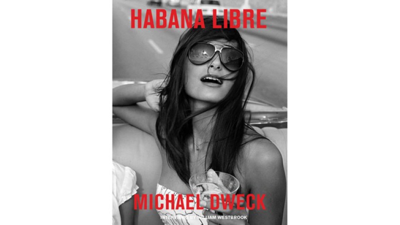 En su libro de imágenes y entrevistas "Habana Libre", el fotógrafo Michael Dweck presenta una visión poco conocida de Cuba: la de una clase creativa cuyas conexiones sociales son más importantes que la política, el estatus, la riqueza y la raza.