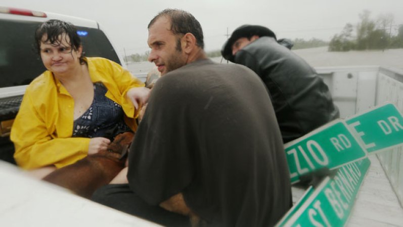 Los rescatados a salvo, en uno de los vehículos donde fueron transportados al refugio más cercano.