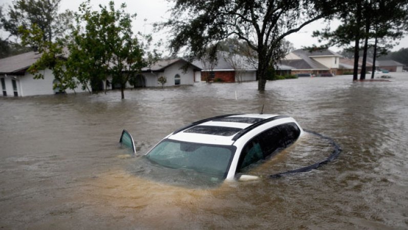 Algunos autos se quedaron casi por completo bajo el agua.